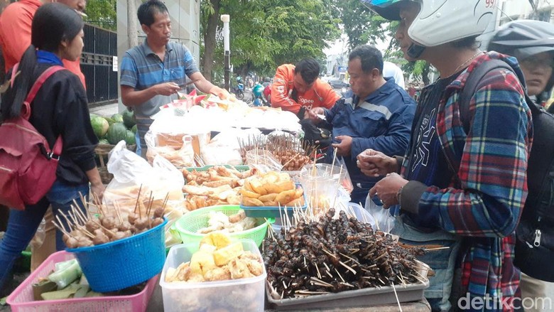 Pembeli mengerubuti pedagang gilo-gilo di Semarang, Kamis (24/11/2022). Pembeli mengerubuti pedagang gilo-gilo di Semarang, Kamis (24/11/2022).