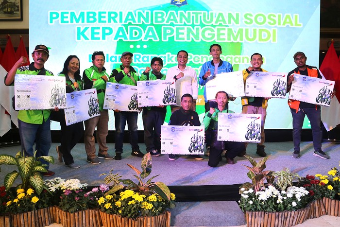 Pemkot Surabaya Kucurkan Rp 8,9 M BLT BBM ke Driver Ojol, Angkot & Bus