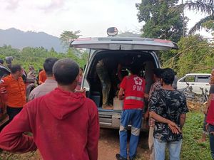 13 Jam Tertimbun Longsor, Penambang Emas di Aceh Dievakuasi