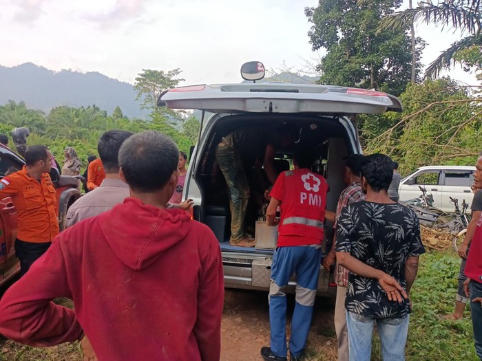 Penambang emas di Aceh Jaya tertimbun longsor 13 jam