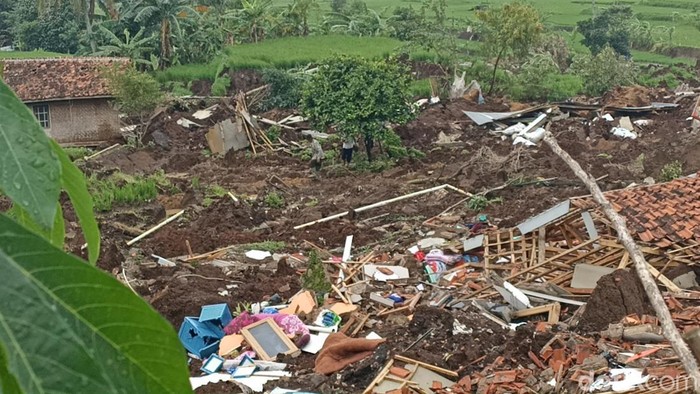 Penampakan tanah amblas dan rumah ambruk di Kampung Rawacina, Desa Nagrak Kecamatan Cianjur