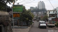 Dilihat dari luar, tidak ada pengumuman terkait lelang. Pintu gerbang terbuka sedikit, namun tidak terlihat aktivitas di dalamnya.