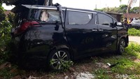 Mobil Alphard ini mulanya melaju dari barat ke timur (Semarang ke Solo). Di lokasi tepatnya di KM 490, mobil ini menabrak truk trailer yang melaju searah di depannya. Foto: Jarmaji/detikJateng 