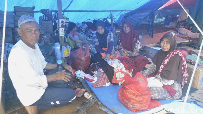 Pengungsian di TPU Kampung Panumbangan Cianjur.