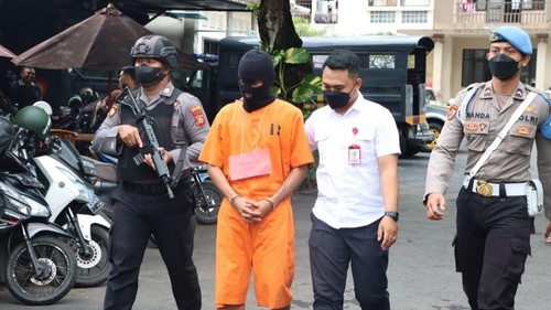Kadek Edi Muditayasa (29) tersangka penipuan dengan modus meretas akun medsos saat rilis di Mapolres Klungkung, Kamis (24/11/2022).