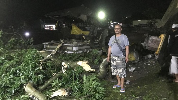 Perbekel Desa Tua I Wayan Budi Arta Putra meninjau bangunan Pura Babakan di objek wisata Kayu Putih, yang hancur tertimpa batang pohon, Kamis (24/11/2022).