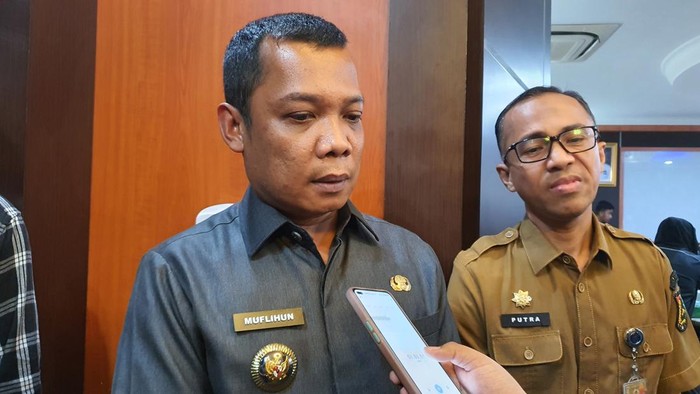 Pj Wali Kota Pekanbaru Muflihun saat menjelaskan pemotongan gaji nakes RSD Madani, Rabu (24/11/2022).