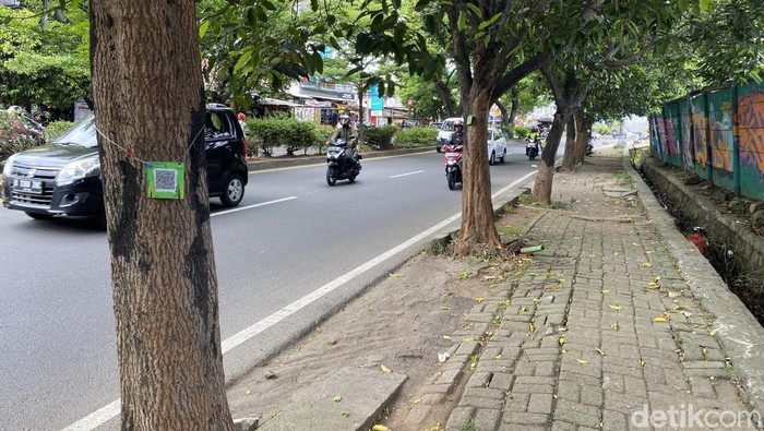 Pohon di Margonda Depok dipasang barcode.