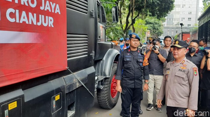 Polda Metro Jaya mengirimkan bantuan untuk korban gempa di Cianjur, Jawa Barat.
