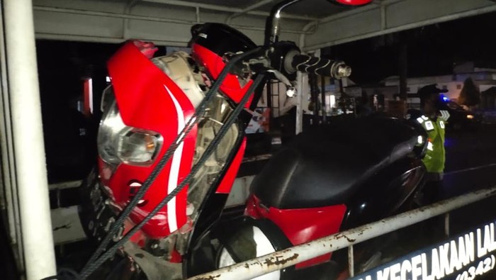 Polisi evakuasi motor yang ditabrak mobil di Blitar