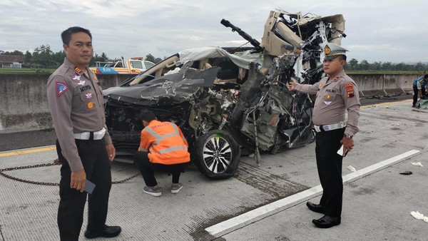 Identitas 3 Korban Tewas-2 Luka dalam Alphard Vs Truk di Tol Boyolali