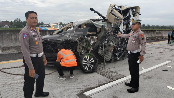 Polisi melakukan olah TKP kecelakaan Alphard vs truk trailer di Tol Semarang-Solo Km 490, Boyolali, Kamis (24/11/2022) pagi.