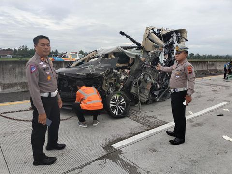 Polisi melakukan olah TKP kecelakaan Alphard vs truk trailer di Tol Semarang-Solo Km 490, Boyolali, Kamis (24/11/2022) pagi.