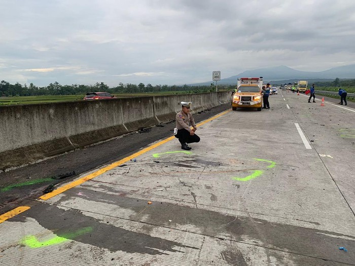 Polisi melakukan olah TKP kecelakaan Alphard vs truk trailer di Tol Semarang-Solo Km 490, Boyolali, Kamis (24/11/2022) pagi.