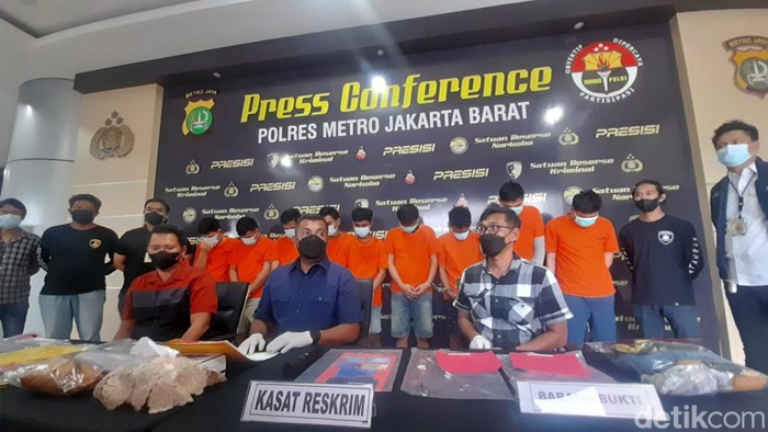 Polisi menangkap 11 orang komplotan pembobol ATM di Jakarta Barat.