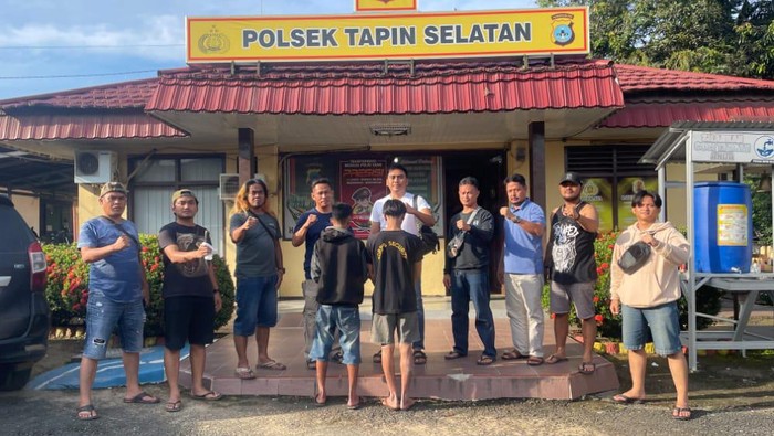 Polisi mengamankan 2 pria pelaku penikaman di Tapin, Kalsel.