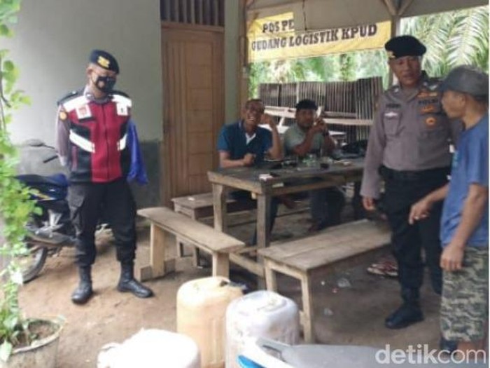 Polisi merazia ratusan liter tuak dan miras di sejumlah lapak warga Mukomuko