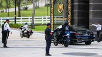 Mobil Perdana Menteri Malaysia yang baru dilantik Anwar Ibrahim digambarkan saat ia tiba untuk mengikuti upacara pelantikan di Istana Negara di Kuala Lumpur. Pelantikan Anwar sebagai PM Malaysia digelar di Istana Negara dan di hadapan Raja Malaysia atau Yang di-Pertuan Agong Al-Sultan Abdullah Riayatuddin Al-Mustafa Billah Shah. Fazry Ismail/AFP/Getty Images  