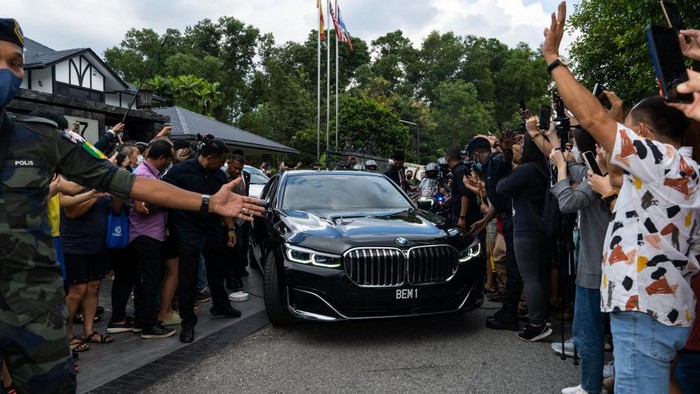 Potret Anwar Ibrahim yang Resmi Jadi PM Malaysia Malaysia's new Prime Minister, Anwar Ibrahim, leaves his house in Kajang to National Palace in Kuala Lumpur for a sworn-in ceremony on November 24, 2022. Istana Negara confirmed that PKR president Anwar would be appointed to lead a unity government as the nation's 10th prime minister. (Photo by Afif Abd Halim/NurPhoto via Getty Images)