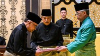 Raja Malaysia Sultan Abdullah Sultan Ahmad Shah (kanan) dan Perdana Menteri Malaysia yang baru diangkat Anwar Ibrahim (kiri) mengikuti upacara pelantikan di Istana Nasional di Kuala Lumpur. Mohd Rasfan/AFP/Getty Images  