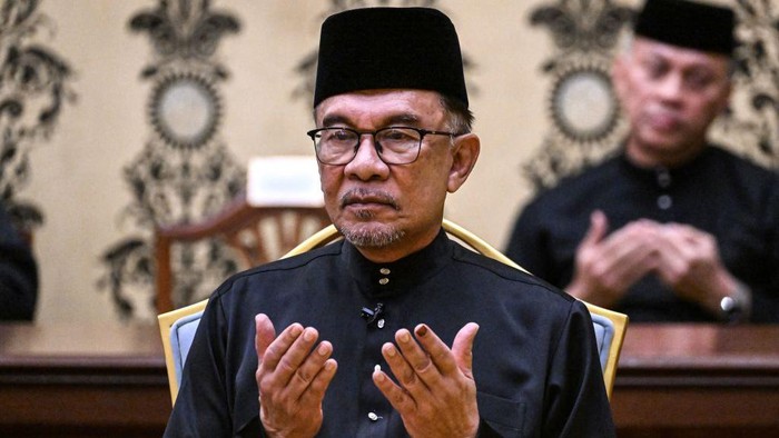 Malaysias newly appointed Prime Minister Anwar Ibrahim offers prayers after taking the oath during the swearing-in ceremony at the National Palace in Kuala Lumpur on November 24, 2022. (Photo by MOHD RASFAN / POOL / AFP) (Photo by MOHD RASFAN/POOL/AFP via Getty Images)