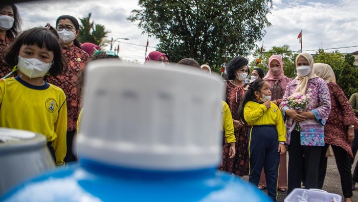 Potret Ibu Negara Saat Bermain dengan Siswa PAUD di Palembang Ibu Negara Iriana Joko Widodo (tengah) bersama istri Wakil Presiden Wury Ma'ruf Amin (kanan) dan istri para Menteri anggota Organisasi Aksi Solidaritas Era Kabinet Indonesia Maju (OASE KIM) belajar dan bermain bersama siswa Pendidikan Anak Usia Dini (PAUD) di Palembang, Sumatera Selatan, Kamis (24/11/2022). Dalam kunjungan tersebut Ibu Negara bersama anggota OASE KIM melakukan sosialisasi pilah sampah, gerakan cuci tangan pakai sabun hingga bermain dan belajar bersama anak-anak PAUD. ANTARA FOTO/Nova Wahyudi/rwa.