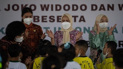 Momen Ibu Negara Bermain dengan Siswa PAUD di Palembang