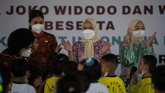 Potret Ibu Negara Saat Bermain dengan Siswa PAUD di Palembang Ibu Negara Iriana Joko Widodo (tengah) bersama istri Wakil Presiden Wury Ma'ruf Amin (kanan) dan istri para Menteri anggota Organisasi Aksi Solidaritas Era Kabinet Indonesia Maju (OASE KIM) belajar dan bermain bersama siswa Pendidikan Anak Usia Dini (PAUD) di Palembang, Sumatera Selatan, Kamis (24/11/2022). Dalam kunjungan tersebut Ibu Negara bersama anggota OASE KIM melakukan sosialisasi pilah sampah, gerakan cuci tangan pakai sabun hingga bermain dan belajar bersama anak-anak PAUD. ANTARA FOTO/Nova Wahyudi/rwa.