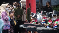 Ibu Negara Iriana Joko Widodo bersama istri para Menteri anggota Organisasi Aksi Solidaritas Era Kabinet Indonesia Maju (OASE KIM) menyaksikan penampilan marching band yang dibawakan oleh siswa Pendidikan Anak Usia Dini (PAUD) di Palembang, Sumatera Selatan, Kamis (24/11/2022).
