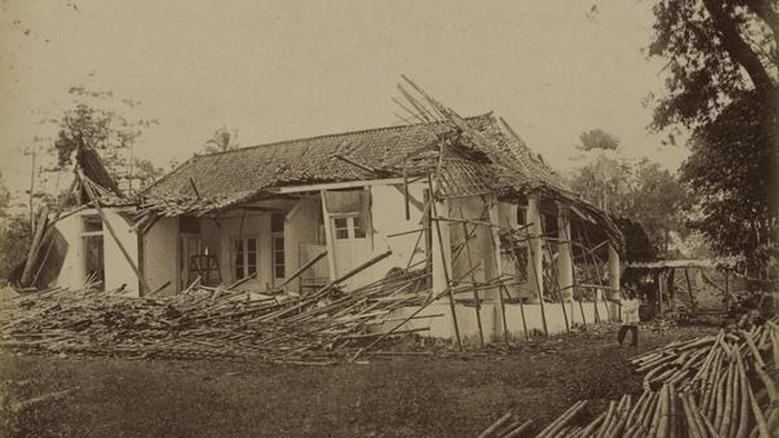 Potret Lawas Gempa Cianjur 1897 Bukan baru kali ini saja Cianjur diguncang gempa bumi hebat. Gempa dahsyat pernah melanda wilayah Cianjur pada Maret 1897. βBegini potret lawasnya.