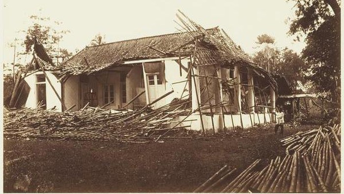 Potret Lawas Gempa Cianjur 1897 Bukan baru kali ini saja Cianjur diguncang gempa bumi hebat. Gempa dahsyat pernah melanda wilayah Cianjur pada Maret 1897. βBegini potret lawasnya.