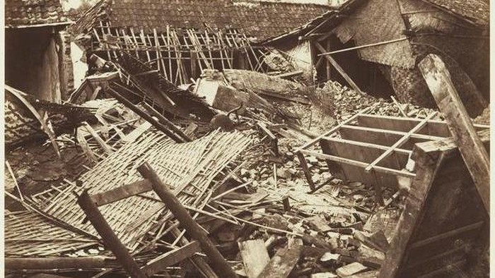 Bukan baru kali ini saja Cianjur diguncang gempa bumi hebat. Gempa dahsyat pernah melanda wilayah Cianjur pada Maret 1897. Begini potret lawasnya.