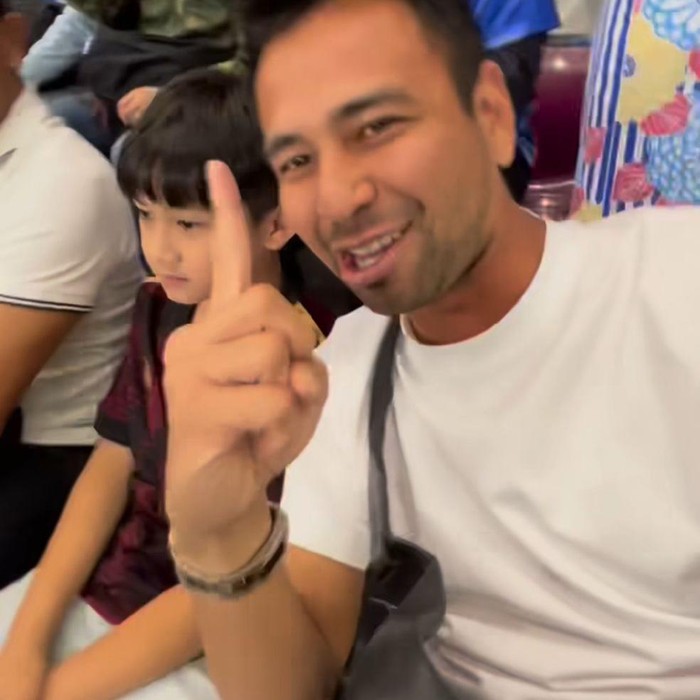 Potret Rafathar Nonton Piala Dunia di Qatar