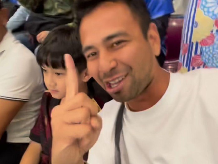 Potret Rafathar Nonton Piala Dunia di Qatar
