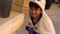 Rafathar dikabarkan batal menjadi player escort atau maskot anak tim Agertina dalam pertandingan Timnas Indonesia malam ini. Foto: Instagram: @raffinagita1717