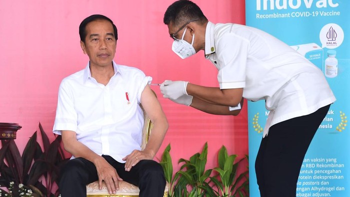 Presiden Jokowi disuntik vaksin Corona booster kedua untuk lansia (Lukas - Biro Pers Sekretariat Presiden)