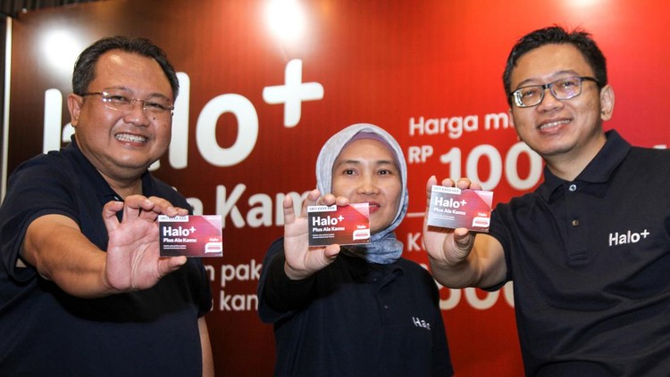 Vice President Postpaid Consumer, International Roaming and Interconnect Bernadus W Wijayanto (kiri), Vice President Consumer Sales Area Jawa Bali Riny Novitriyanti (tengah), dan Vice President Customer Care Management  Robby Aris Cahyady (kanan) menunjukkan kartu Halo+ saat peluncuran, di Surabaya, Jawa Timur, Kamis (24/11/2022). Telkomsel kembali mengeluarkan produk unggulan terbaru berupa Halo+ yang memberikan paket data lebih beragam kepada pelanggan. ANTARA FOTO/Umarul Faruq/hp.