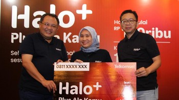 Vice President Postpaid Consumer, International Roaming and Interconnect Bernadus W Wijayanto (kiri), Vice President Consumer Sales Area Jawa Bali Riny Novitriyanti (tengah), dan Vice President Customer Care Management Robby Aris Cahyady (kanan) menunjukkan kartu Halo+ saat peluncuran, di Surabaya, Jawa Timur, Kamis (24/11/2022).