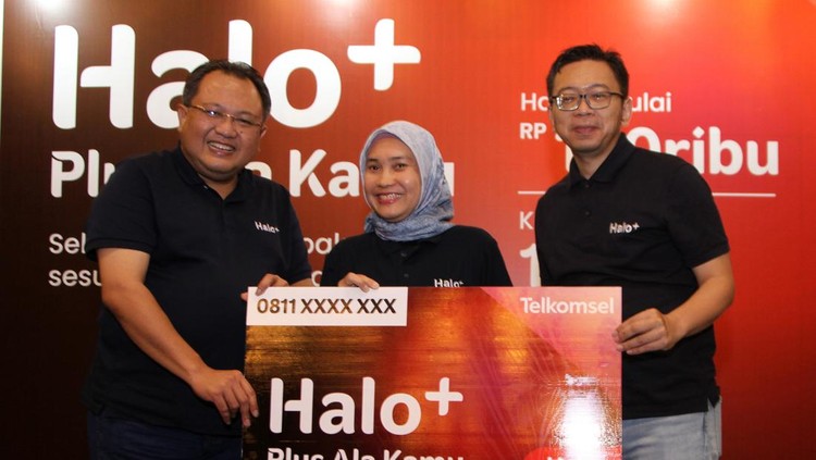 PRODUK UNGGULAN TERBARU TELKOMSEL Vice President Postpaid Consumer, International Roaming and Interconnect Bernadus W Wijayanto (kiri), Vice President Consumer Sales Area Jawa Bali Riny Novitriyanti (tengah), dan Vice President Customer Care Management Robby Aris Cahyady (kanan) menunjukkan kartu Halo+ saat peluncuran, di Surabaya, Jawa Timur, Kamis (24/11/2022). Telkomsel kembali mengeluarkan produk unggulan terbaru berupa Halo+ yang memberikan paket data lebih beragam kepada pelanggan. ANTARA FOTO/Umarul Faruq/hp.