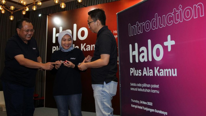 Vice President Postpaid Consumer, International Roaming and Interconnect Bernadus W Wijayanto (kiri), Vice President Consumer Sales Area Jawa Bali Riny Novitriyanti (tengah), dan Vice President Customer Care Management  Robby Aris Cahyady (kanan) menunjukkan kartu Halo+ saat peluncuran, di Surabaya, Jawa Timur, Kamis (24/11/2022). Telkomsel kembali mengeluarkan produk unggulan terbaru berupa Halo+ yang memberikan paket data lebih beragam kepada pelanggan. ANTARA FOTO/Umarul Faruq/hp.