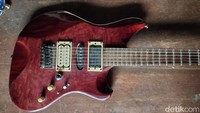 Untuk memiliki gitar karya Hadi, kisaran harga gitar akustik paling murah Rp 2.500.000 dan elektrik Rp 4.800.000 hingga tak terbatas tergantung dari pesanan yang diinginkan dari konsumen. Foto: Anggah/detikJateng