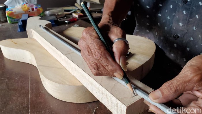 Produksi gitar custom di Zianturi, Sleman. Produksi gitar custom di Zianturi, Sleman.