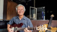 Sri Hadi Waluyo berani memberikan garansi seumur hidup terkait kualitas gitar bikinannya. Pesanan berdatangan dari dalam dan luar negeri. Foto: Anggah/detikJateng