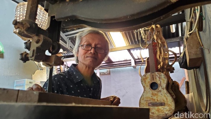 Produksi gitar custom di Zianturi, Sleman.