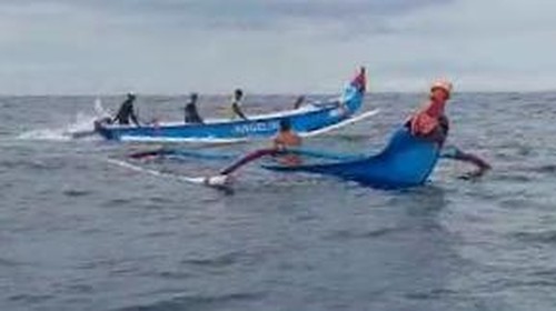 Proses evakuasi jukung tiga nelayan yang mengalami kecelakaan di Pantai Pasut, Desa Tibubiu, Kecamatan Kerambitan, Kamis (24/11/2022). (Istimewa)