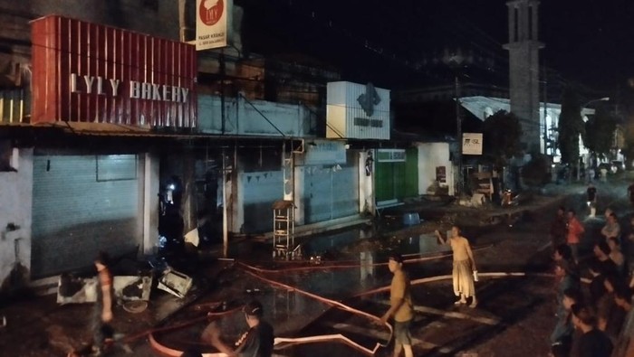 Proses pemadaman ruko di Desa Kranji, Paciran, Lamongan