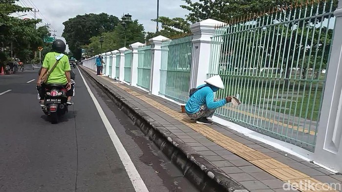 Pagar Puro Mangkunegaran di cat jelang pernikahan Kaesang dan Erina.