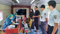 Terdapat 16 orang petugas khusus Rail Clinic dan personil Stasiun Cianjur lainnya yang siap membantu masyarakat mendapatkan pelayanan kesehatan.