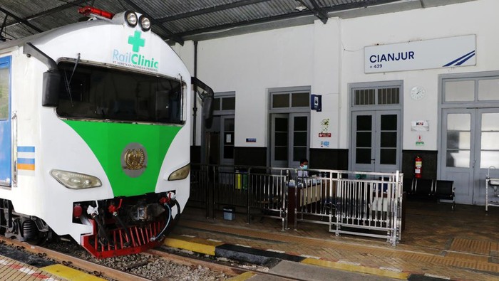 Rail Clinic Merapat ke Cianjur KAI juga mengoperasikan Rail Clinic di Stasiun Cianjur mulai Rabu (13/11). KAI menyediakan layanan pemeriksaan kesehatan gratis bagi masyarakat yang berada di wilayah Cianjur. Rail Clinic sendiri adalah kereta khusus milik KAI yang memiliki berbagai layanan dan fasilitas pemeriksaan kesehatan dan pengobatan secara cuma-cuma ke berbagai jalur KA.