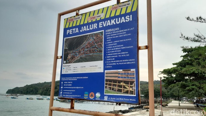 Rambu jalur evakuasi di Pantai Pangandaran.